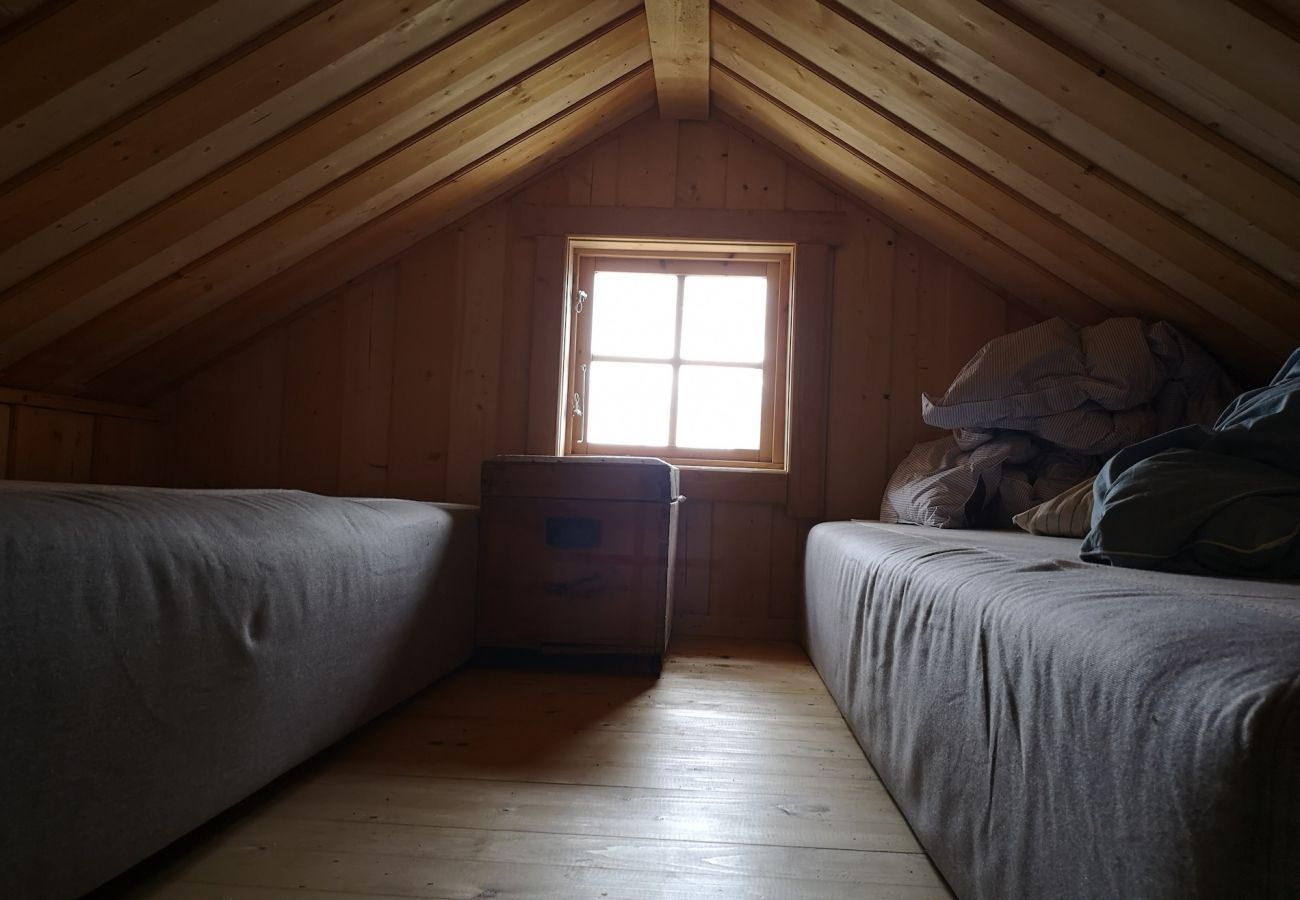 House in Gällö - Cozy log cabin on the lakeshore and in the middle of the forest