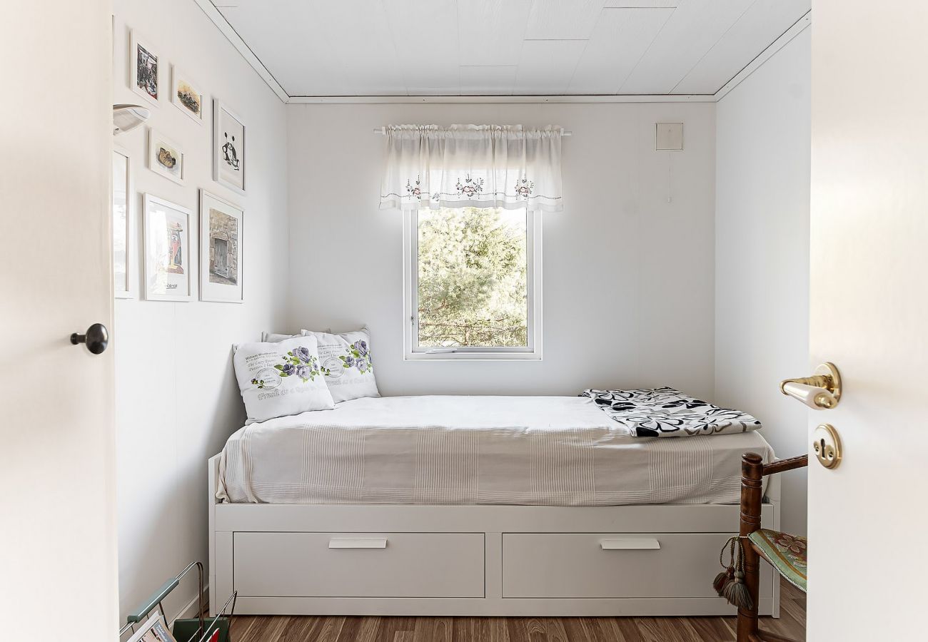 House in Vålarö - Fantastic seafront location with pool and Inga Lindstrom around the corner