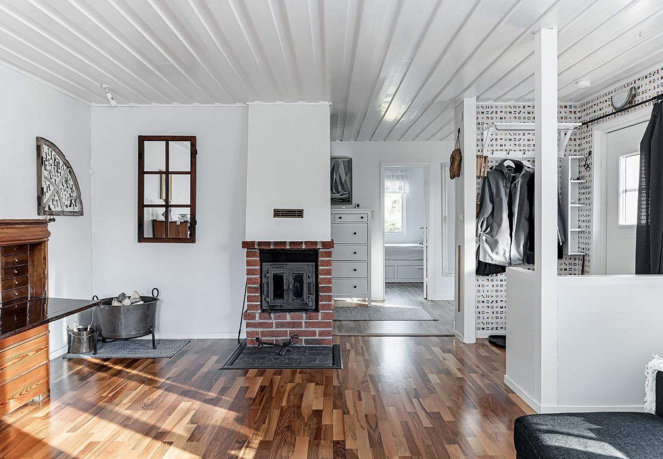 House in Vålarö - Fantastic seafront location with pool and Inga Lindstrom around the corner