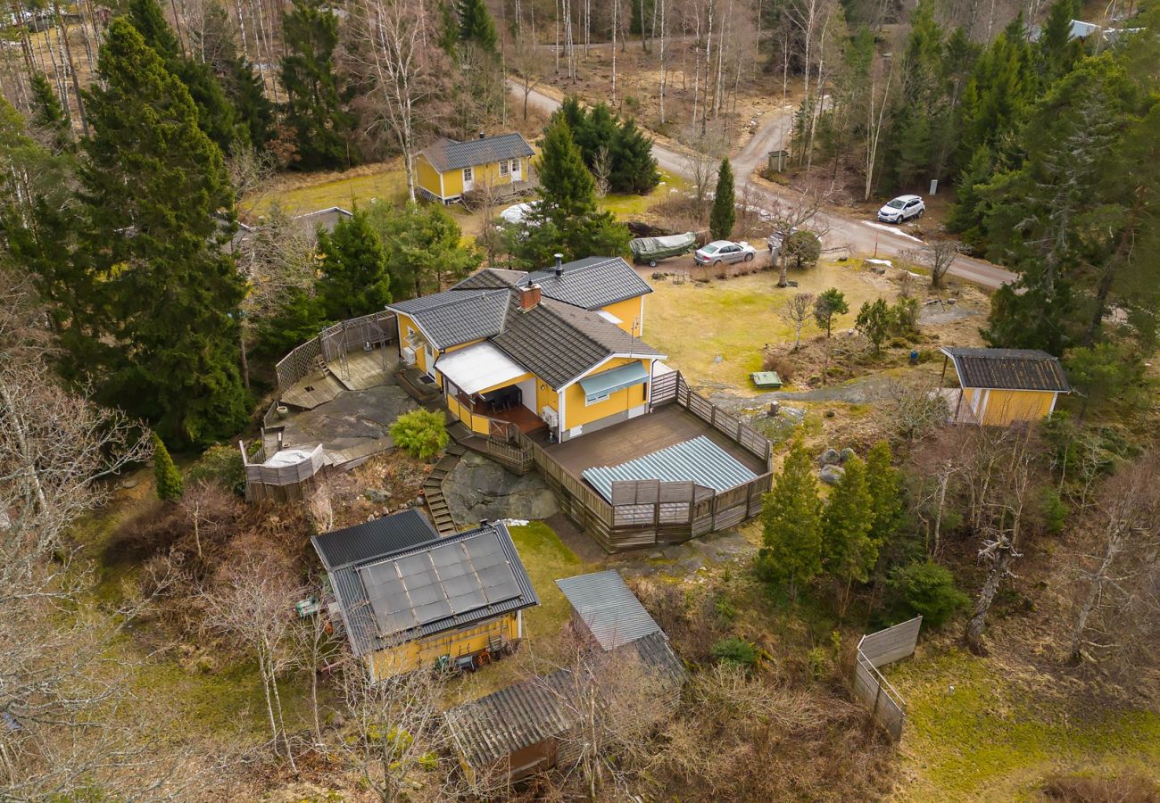 House in Vålarö - Fantastic seafront location with pool and Inga Lindstrom around the corner