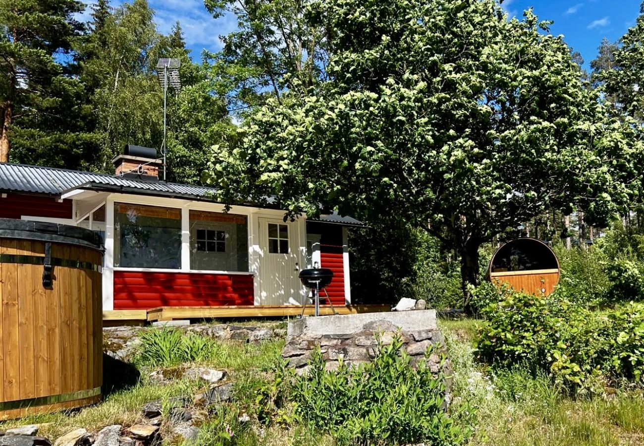 House in Vena - Dream vacation by the lake in Småland with sauna, hot tub and boat