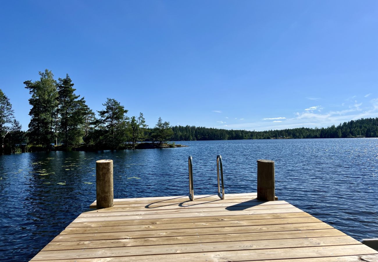 House in Vena - Dream vacation by the lake in Småland with sauna, hot tub and boat