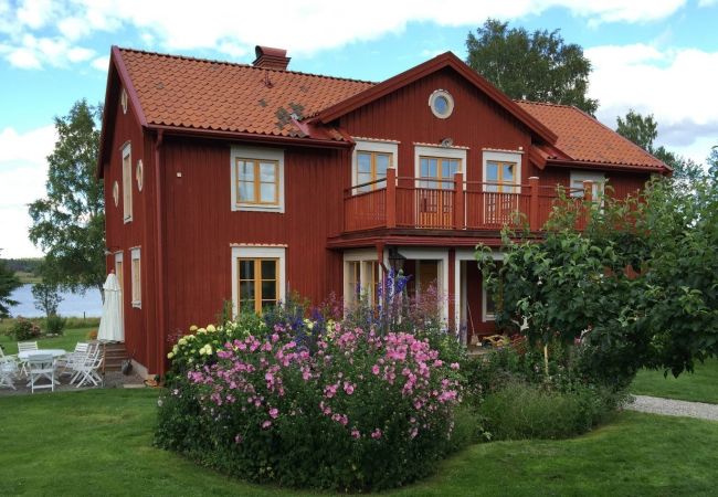 House in Gnesta - Dream vacation by the lake with a pool on a mansion in Södermanland