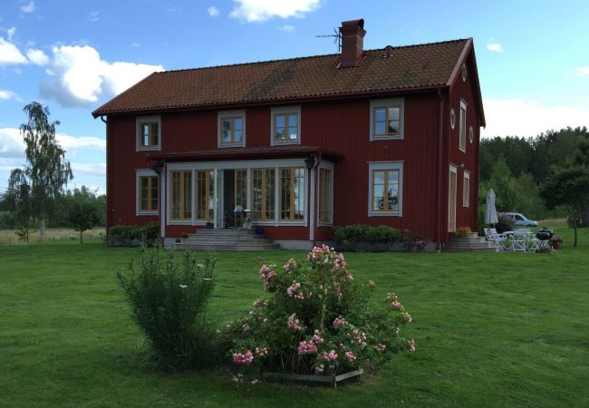 House in Gnesta - Dream vacation by the lake with a pool on a mansion in Södermanland