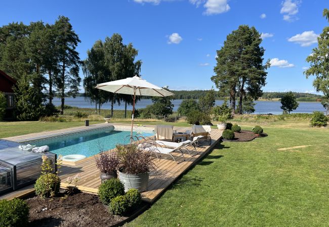 House in Gnesta - Dream vacation by the lake with a pool on a mansion in Södermanland