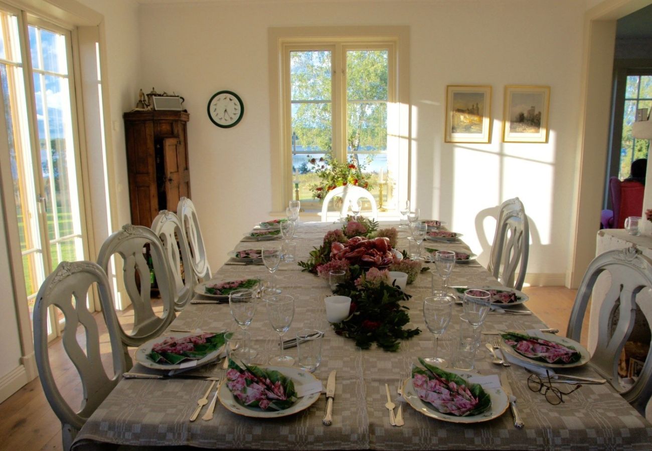 House in Gnesta - Dream vacation by the lake with a pool on a mansion in Södermanland