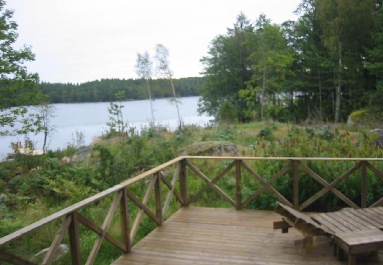 House in Hallabro - Holiday home for two by the lake