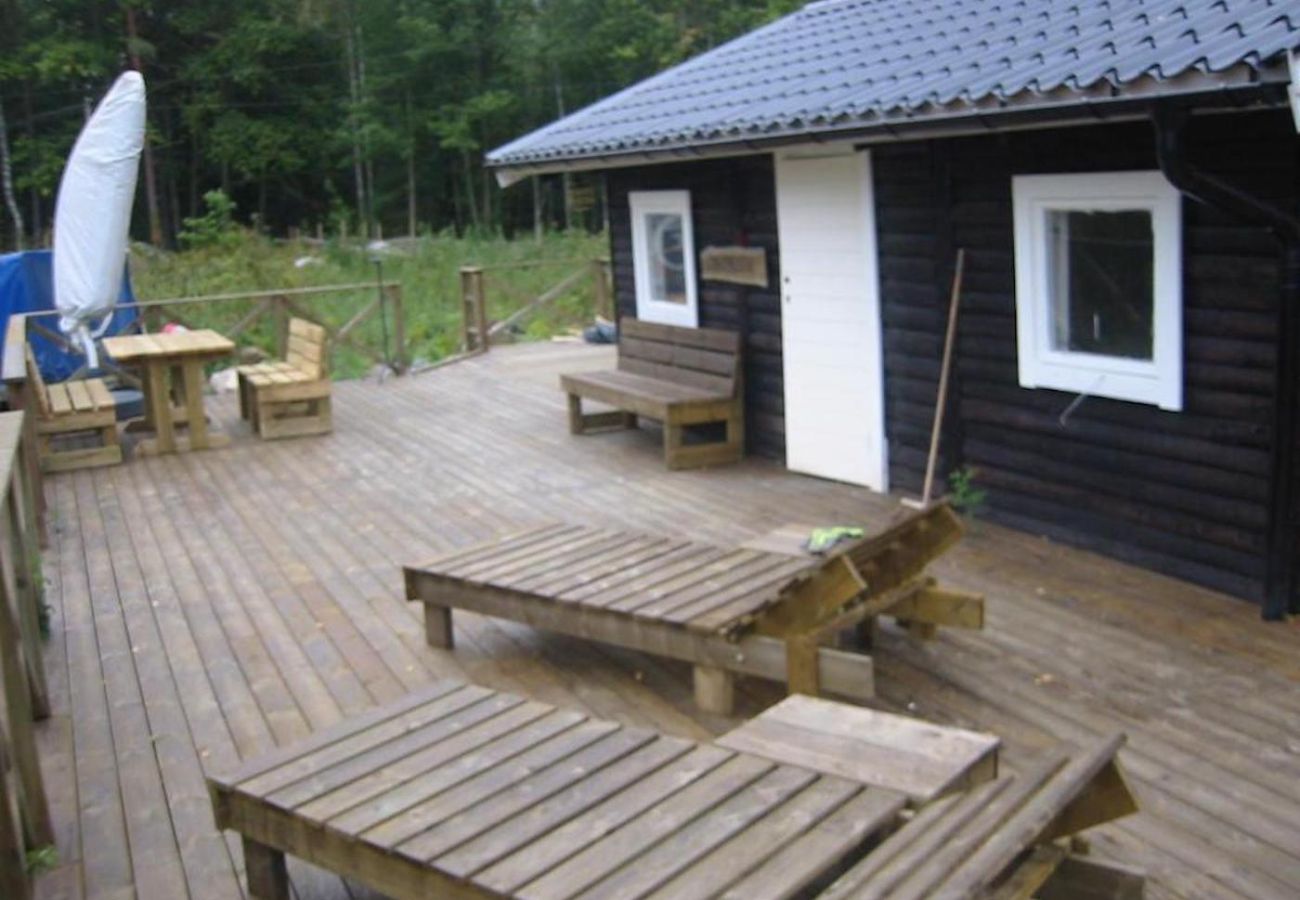 House in Hallabro - Holiday home for two by the lake