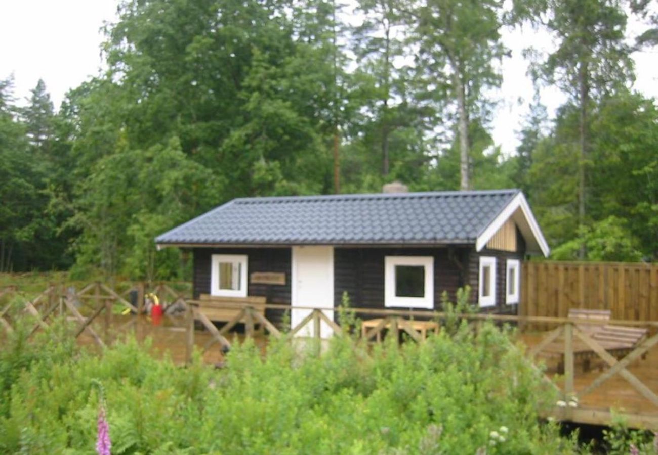 House in Hallabro - Holiday home for two by the lake