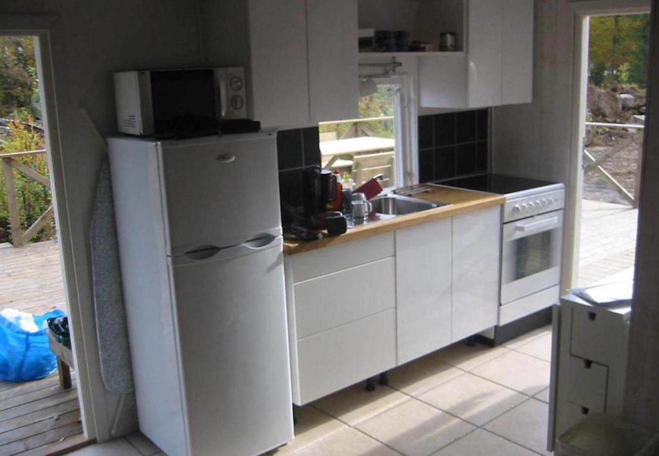 House in Hallabro - Holiday home for two by the lake