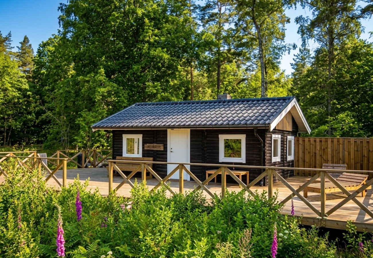 House in Hallabro - Holiday home for two by the lake