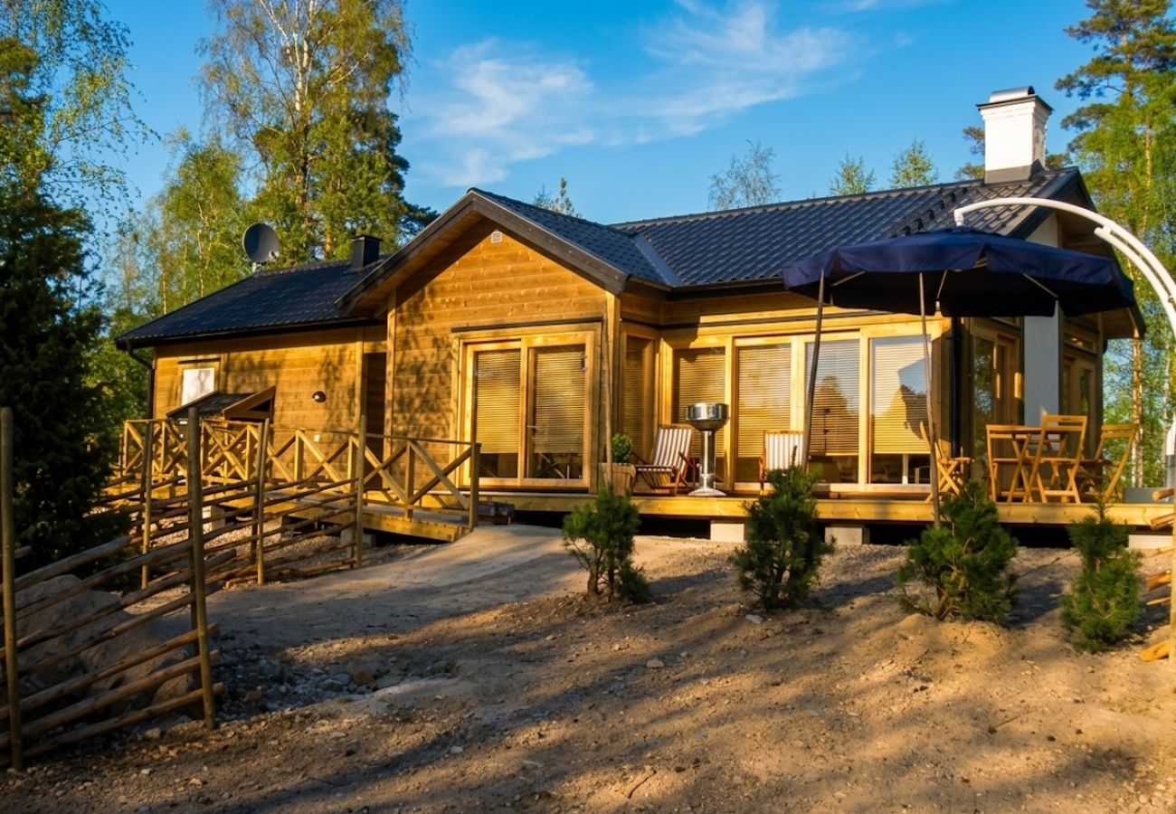 House in Diö - Beautiful holiday home right on the lake in southern Sweden