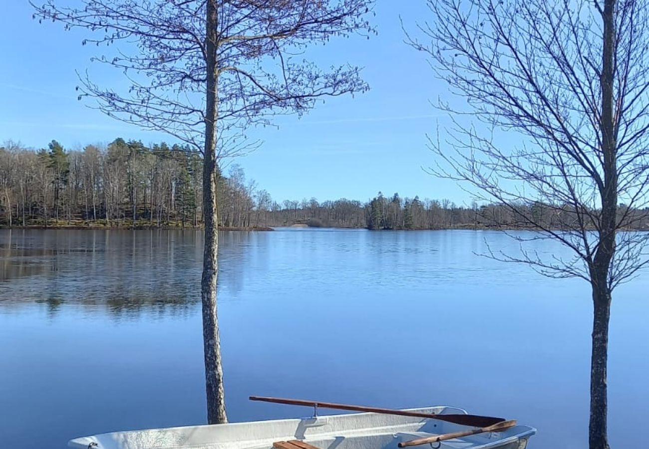 House in Holmsjö - Holiday home with panoramic views over the lake and private boat