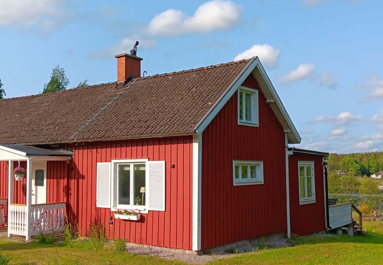 House in Holmsjö - Holiday home with panoramic views over the lake and private boat