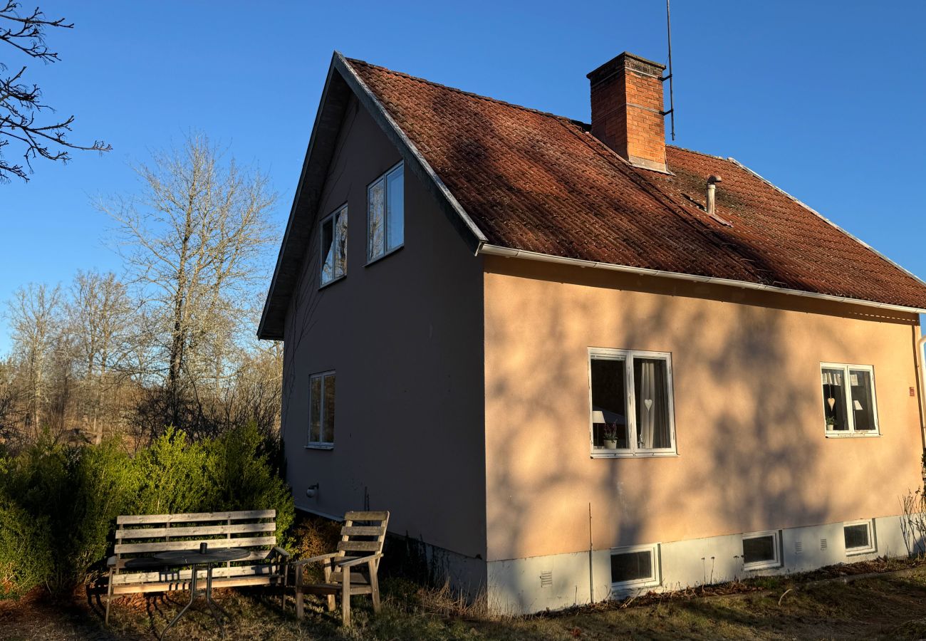 House in Blomstermåla - Modernly furnished holiday home in the Hornsö Nature Park in Småland