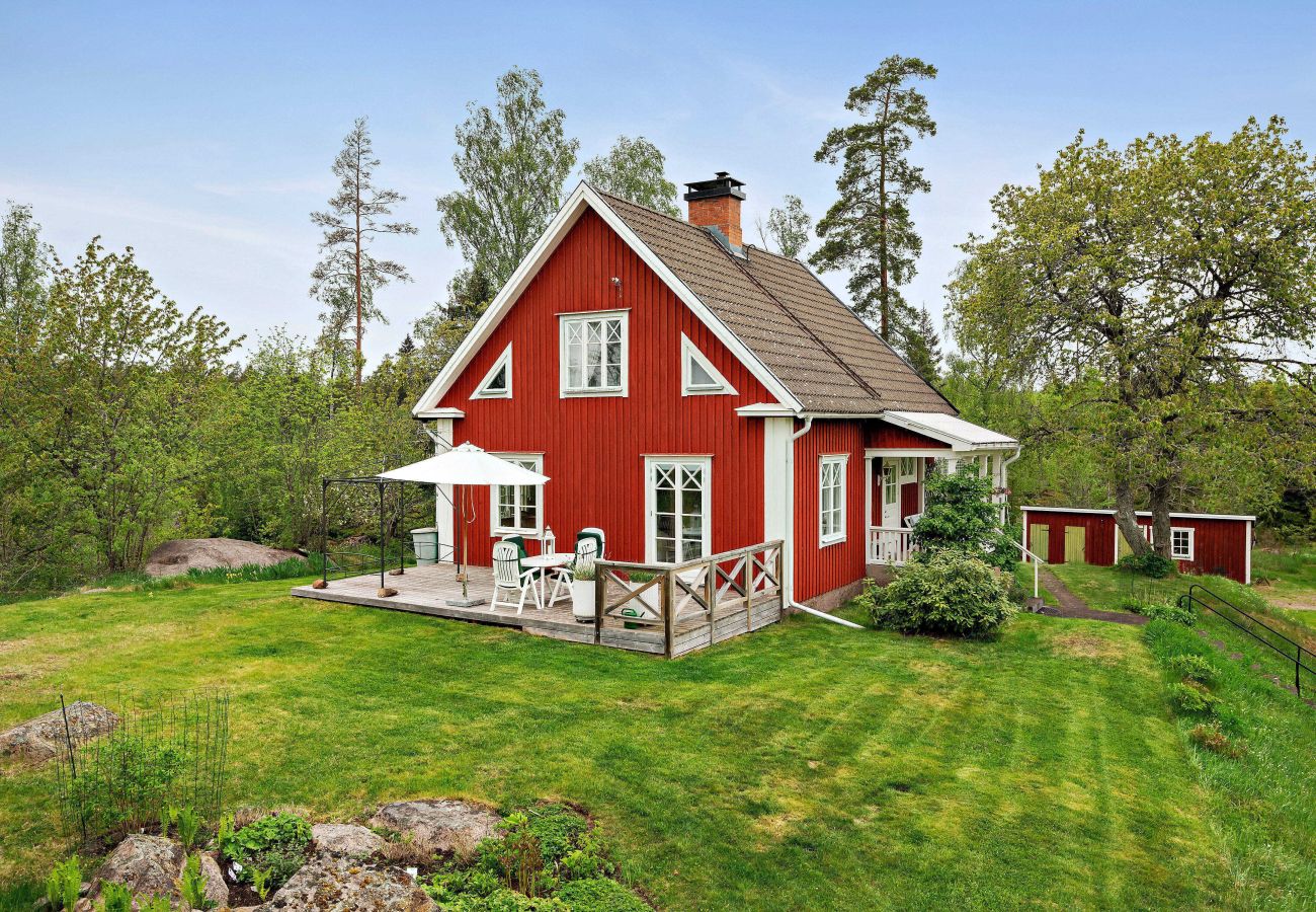 House in Fröseke - Lovingly furnished holiday home near the lake