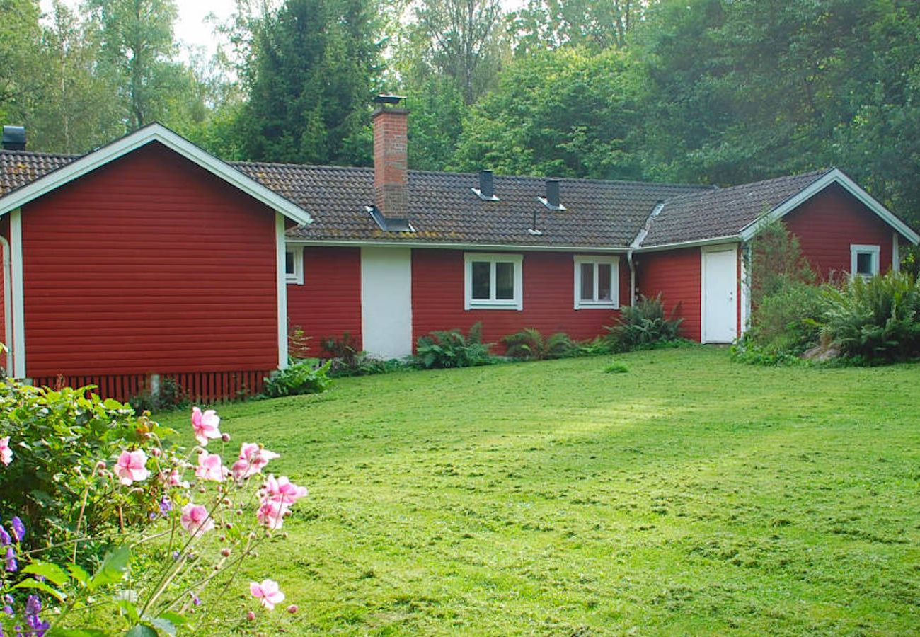 House in Tranås - Nice holiday home on lake property with boat and sauna (can be rented)