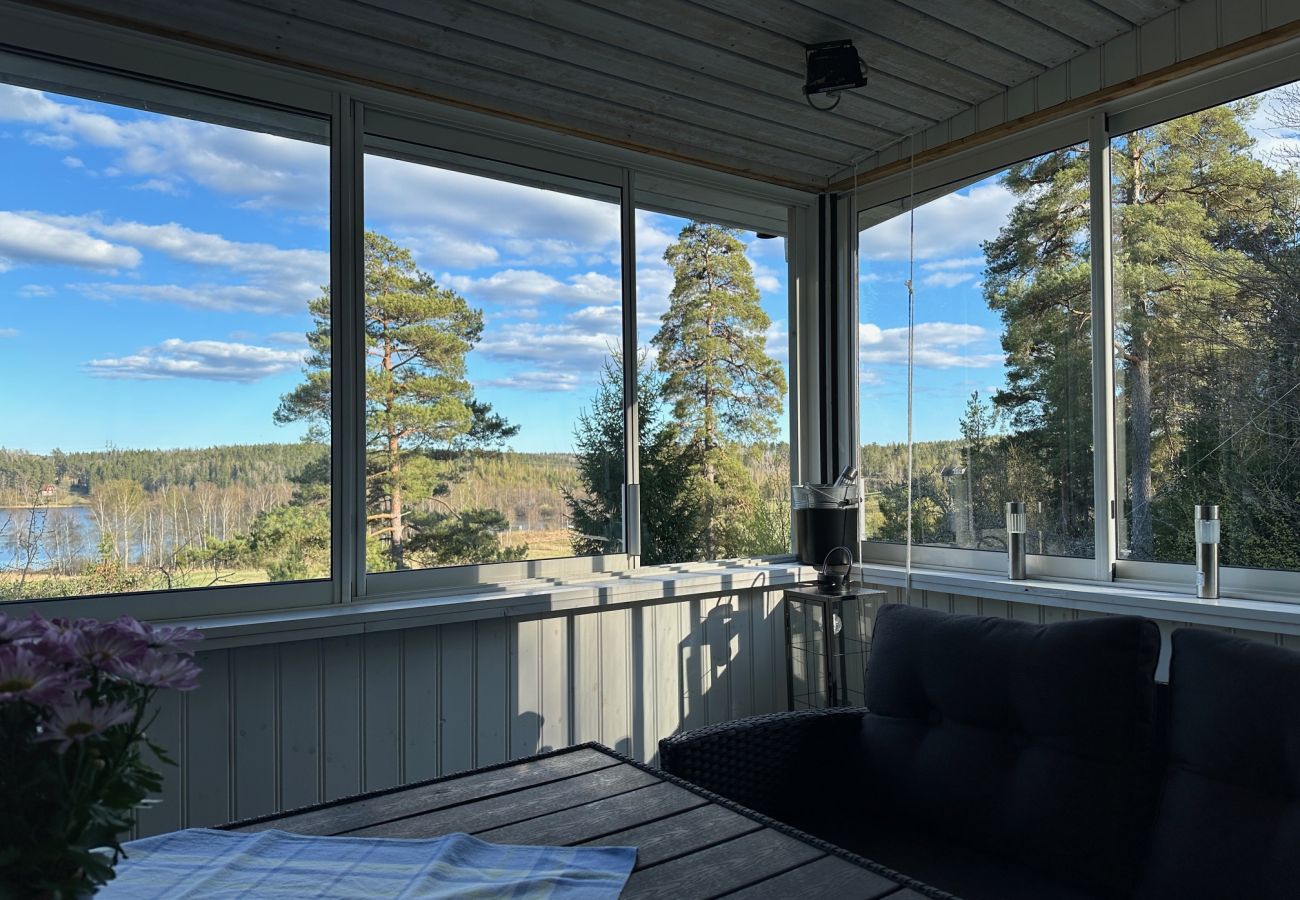 House in Mölnbo - Fully equipped holiday home with wonderful lake view 40 minutes outside Stockholm