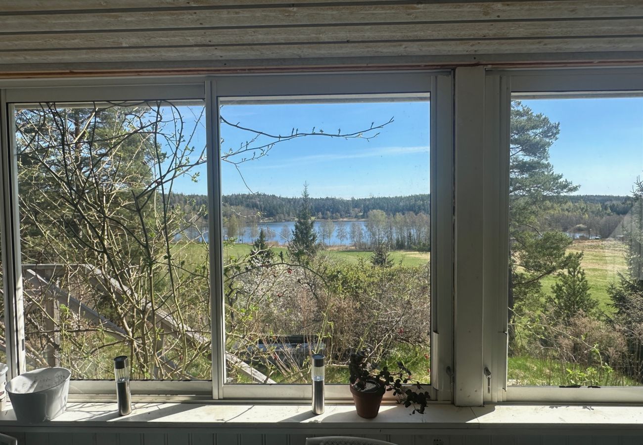 House in Mölnbo - Fully equipped holiday home with wonderful lake view 40 minutes outside Stockholm