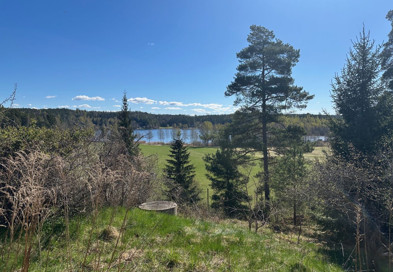 House in Mölnbo - Fully equipped holiday home with wonderful lake view 40 minutes outside Stockholm