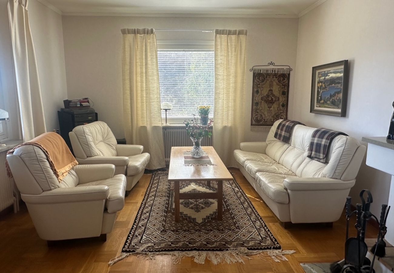 House in Mölnbo - Fully equipped holiday home with wonderful lake view 40 minutes outside Stockholm
