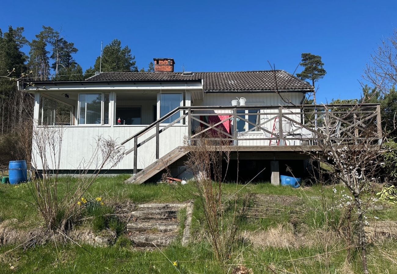 House in Mölnbo - Fully equipped holiday home with wonderful lake view 40 minutes outside Stockholm