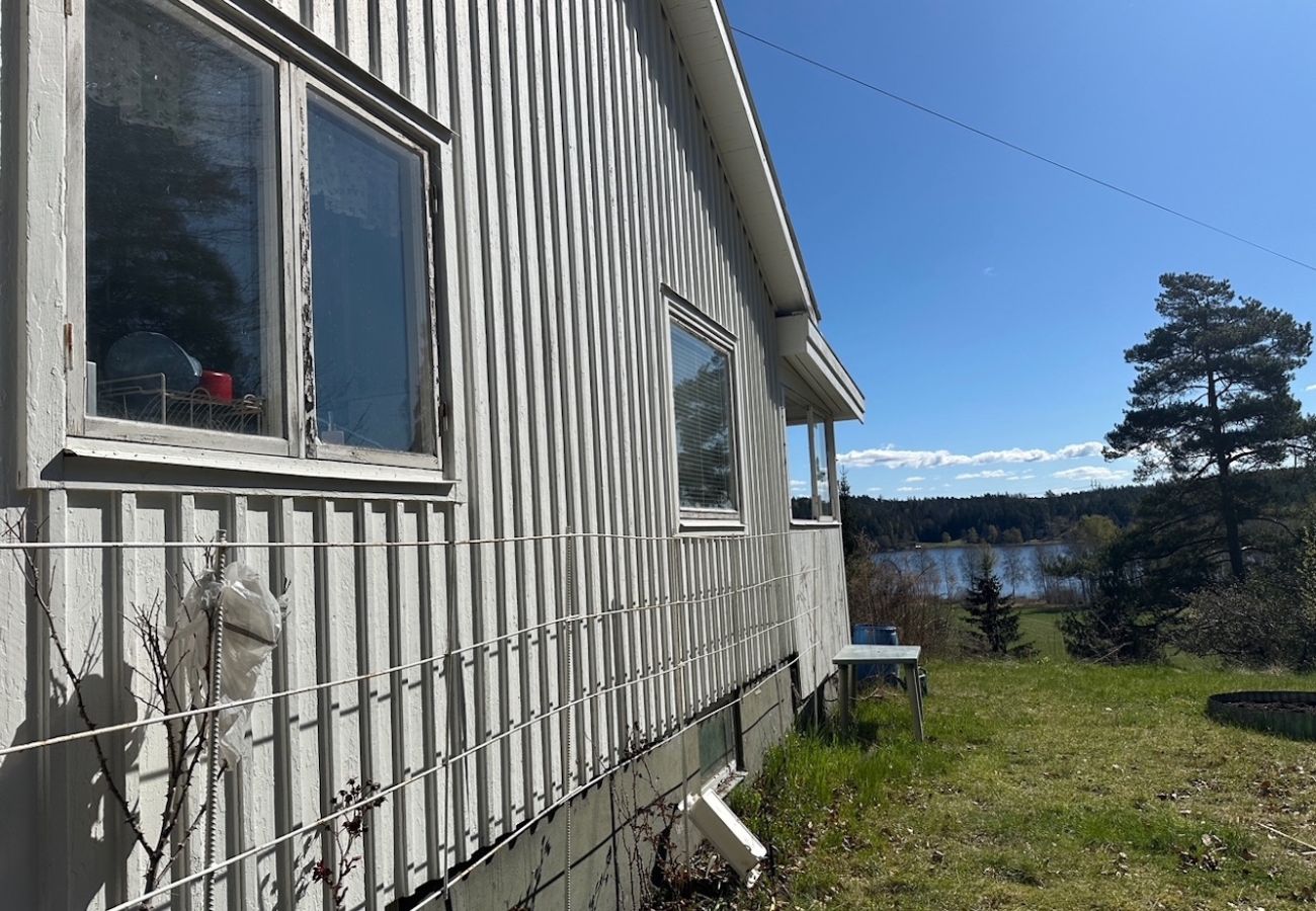 House in Mölnbo - Fully equipped holiday home with wonderful lake view 40 minutes outside Stockholm