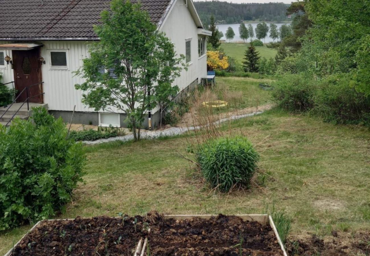 House in Mölnbo - Fully equipped holiday home with wonderful lake view 40 minutes outside Stockholm