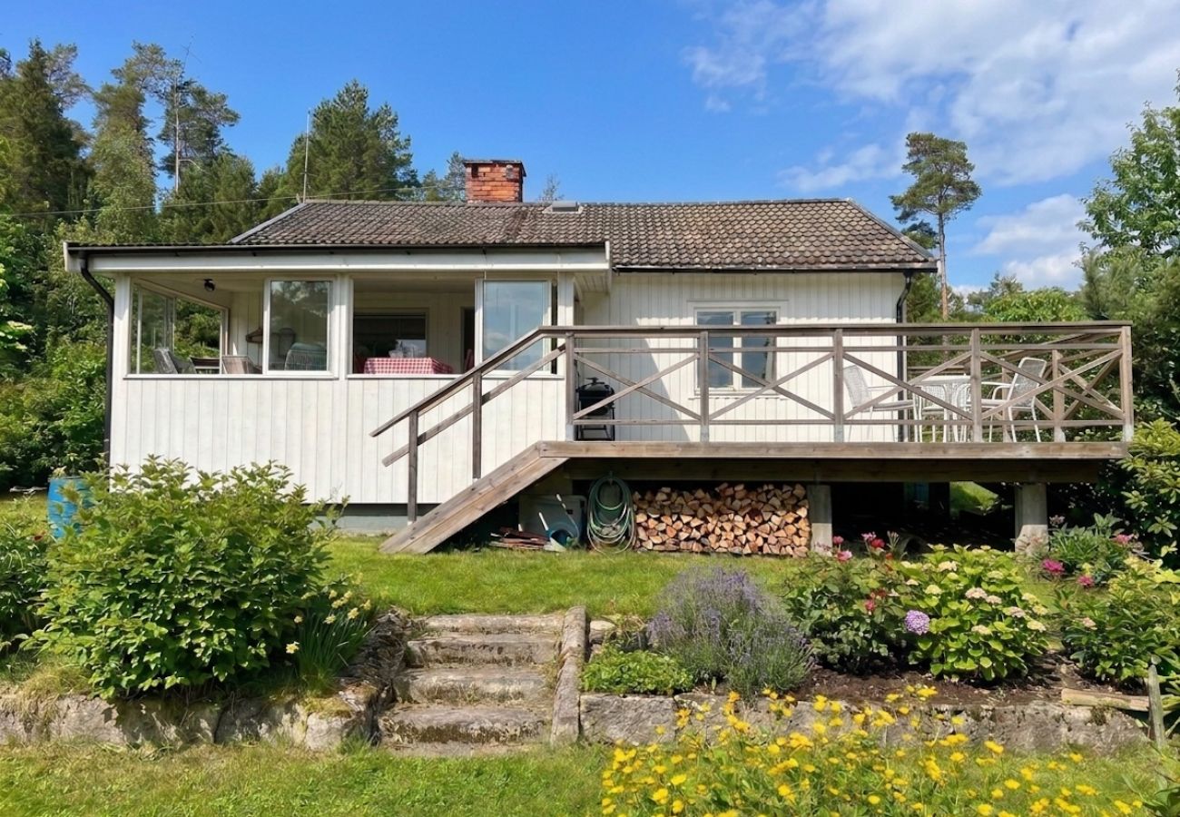 House in Mölnbo - Fully equipped holiday home with wonderful lake view 40 minutes outside Stockholm