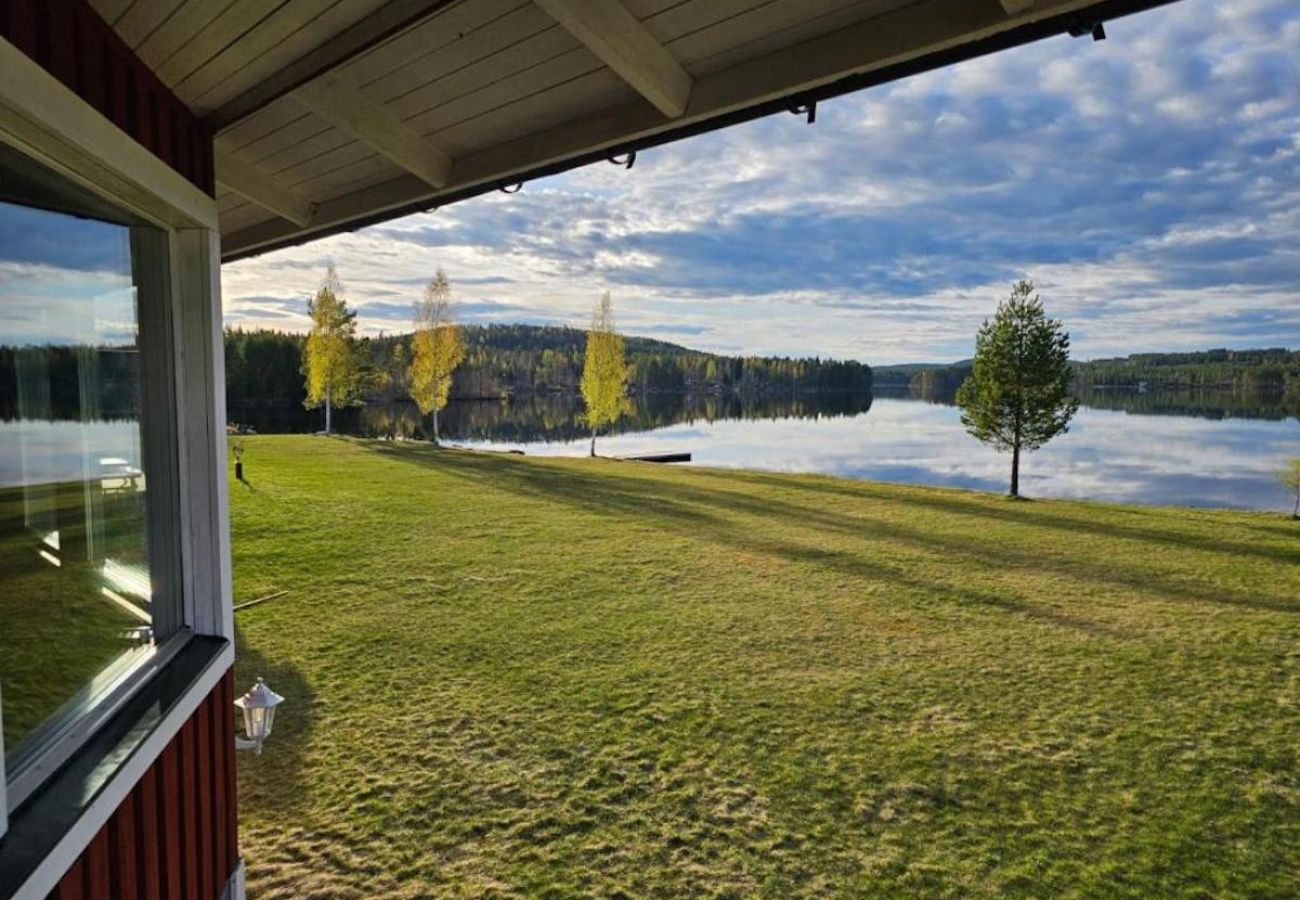 House in Svärdsjö - Red holiday home with panoramic views over the lake