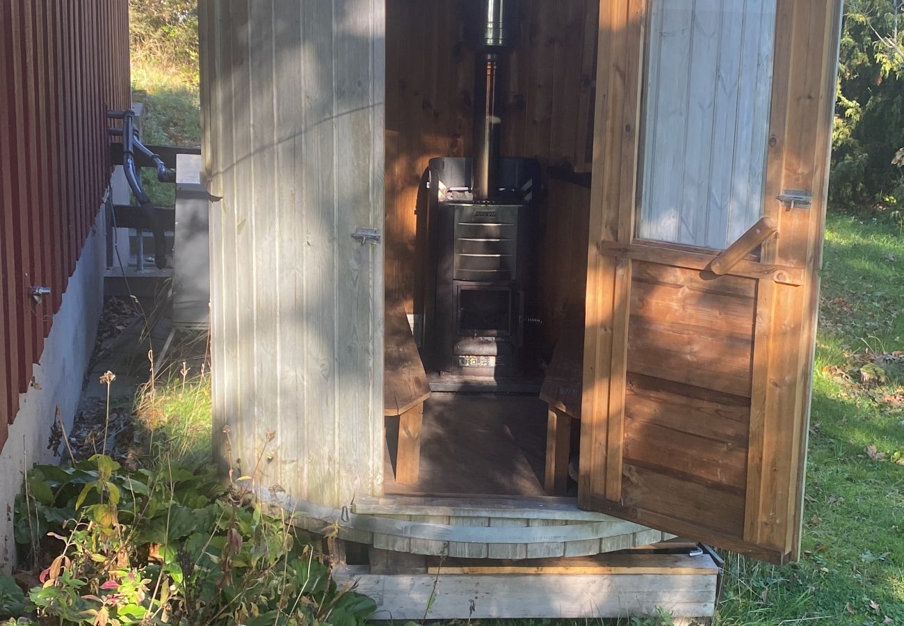 House in Bergkvara - Large holiday home by the sea with sauna, boat and internet