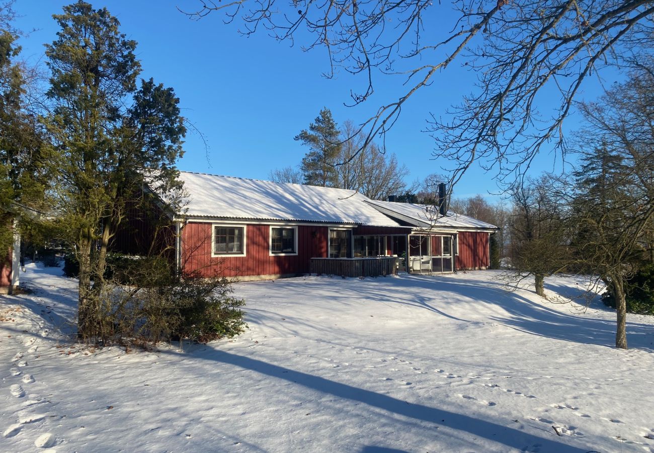 House in Bergkvara - Large holiday home by the sea with sauna, boat and internet