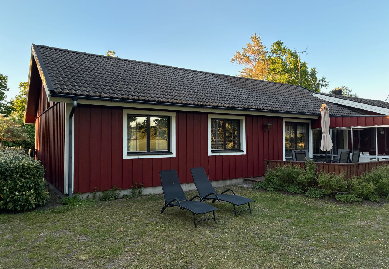House in Bergkvara - Large holiday home by the sea with sauna, boat and internet