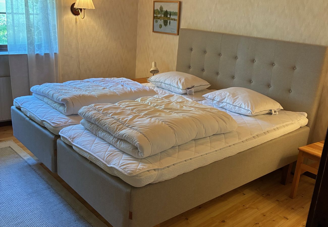 House in Bergkvara - Large holiday home by the sea with sauna, boat and internet