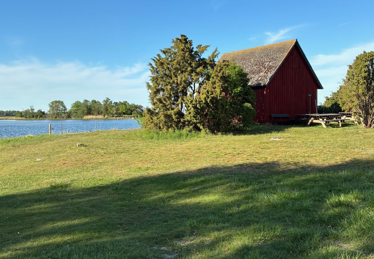 House in Bergkvara - Large holiday home by the sea with sauna, boat and internet