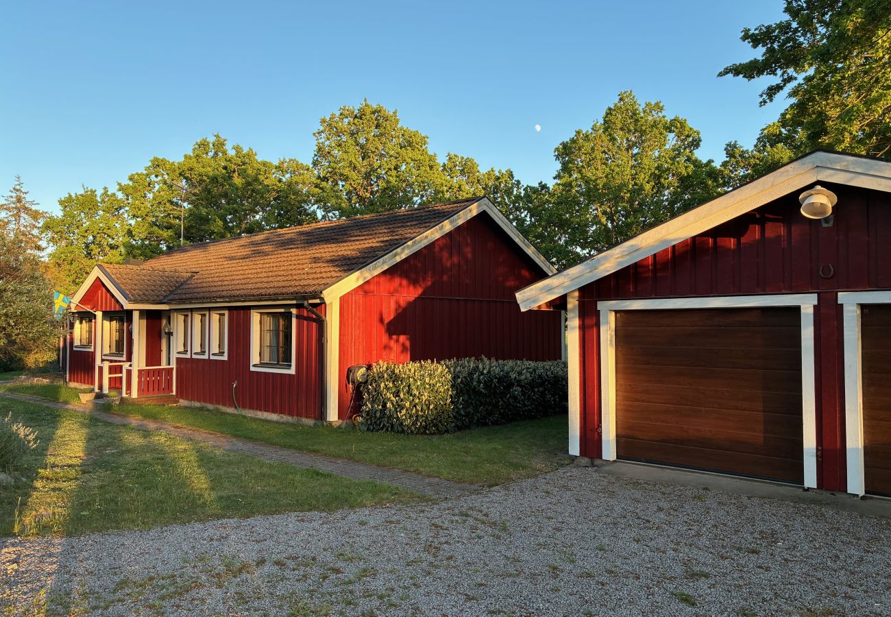 House in Bergkvara - Large holiday home by the sea with sauna, boat and internet
