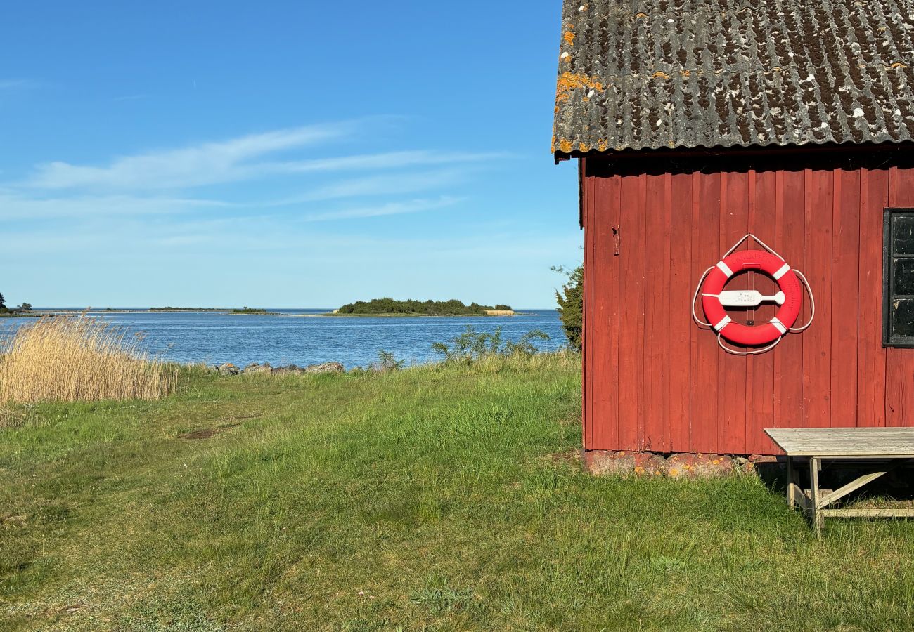 House in Bergkvara - Large holiday home by the sea with sauna, boat and internet