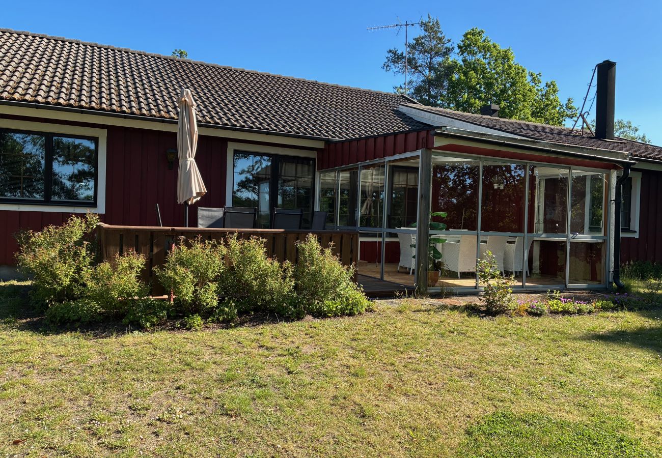 House in Bergkvara - Large holiday home by the sea with sauna, boat and internet