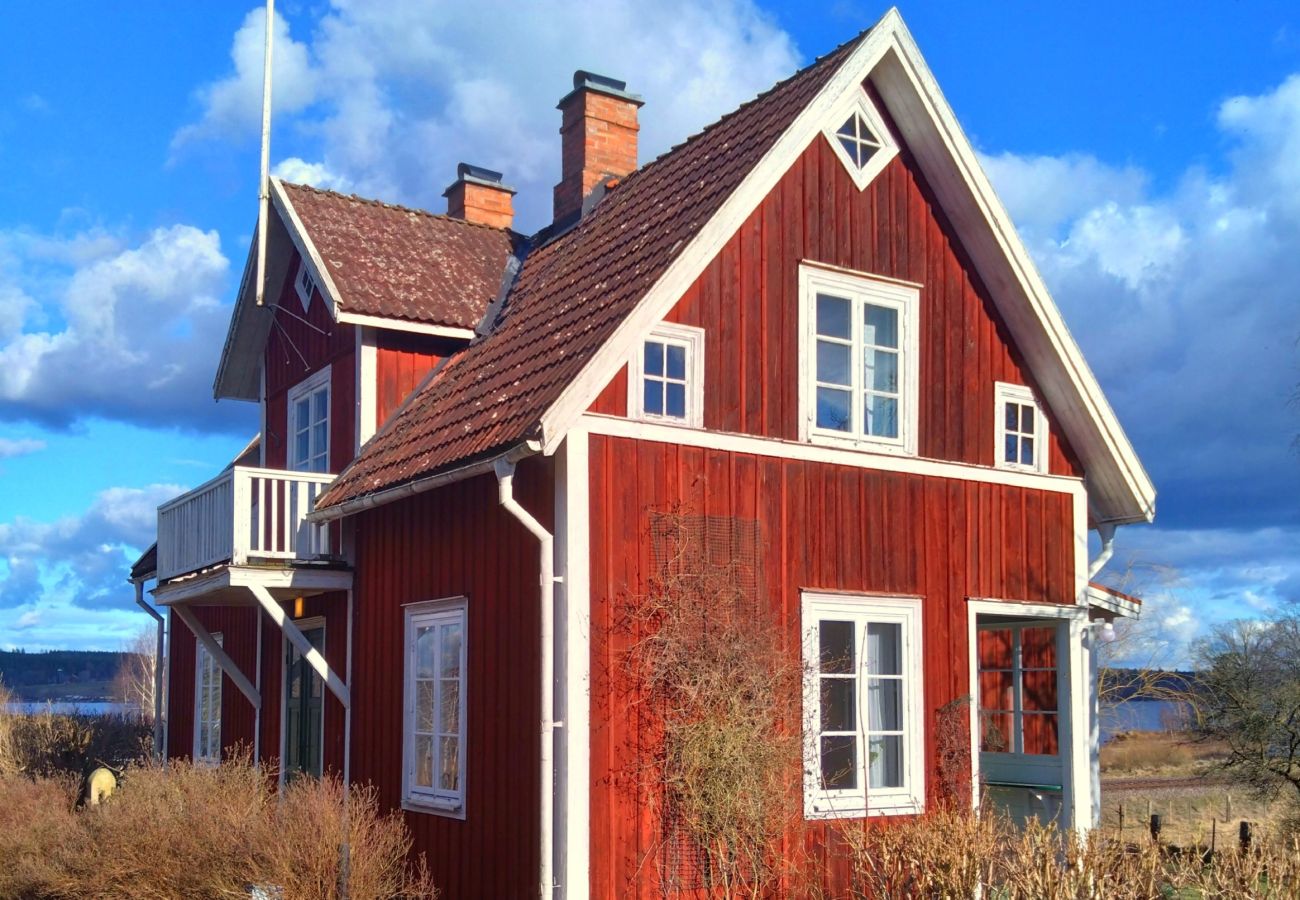 House in Södra VI - Charming red and white holiday home with lake view near Vimmerby