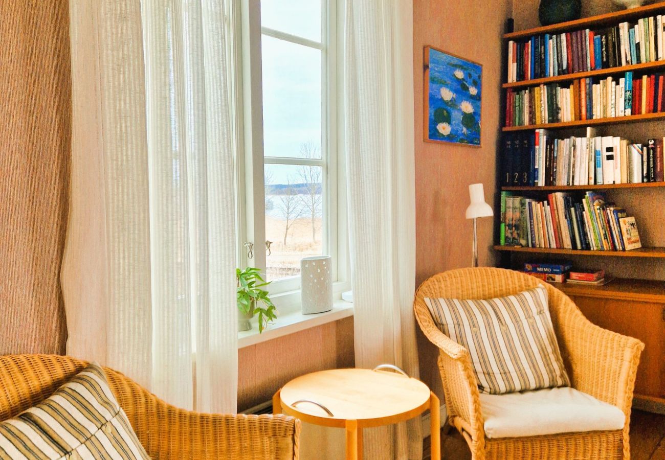 House in Södra VI - Charming red and white holiday home with lake view near Vimmerby