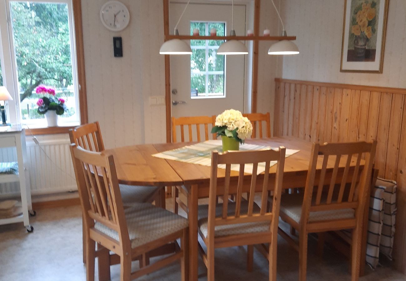 House in Eringsboda - Holiday home with guest cabin just 40 meters from the water