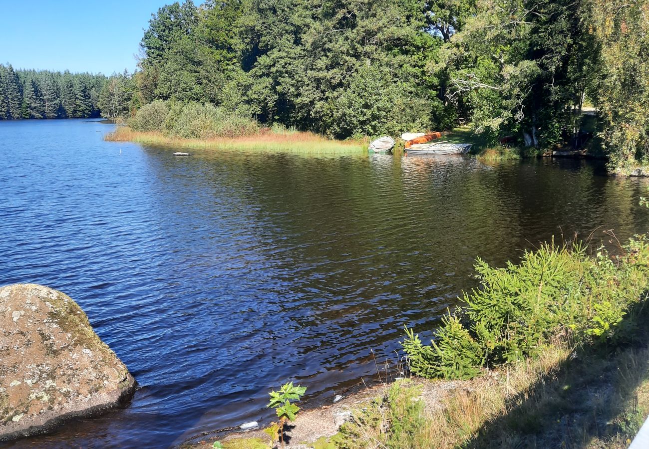 House in Eringsboda - Holiday home with guest cabin just 40 meters from the water