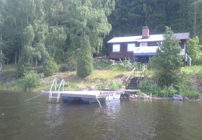  i Deje - Idylliskt fritidshus precis vid sjön i Värmland