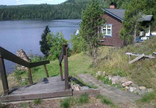 Stuga i Deje - Idylliskt fritidshus precis vid sjön i Värmland