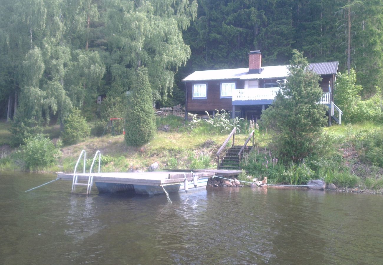 Stuga i Deje - Idylliskt fritidshus precis vid sjön i Värmland