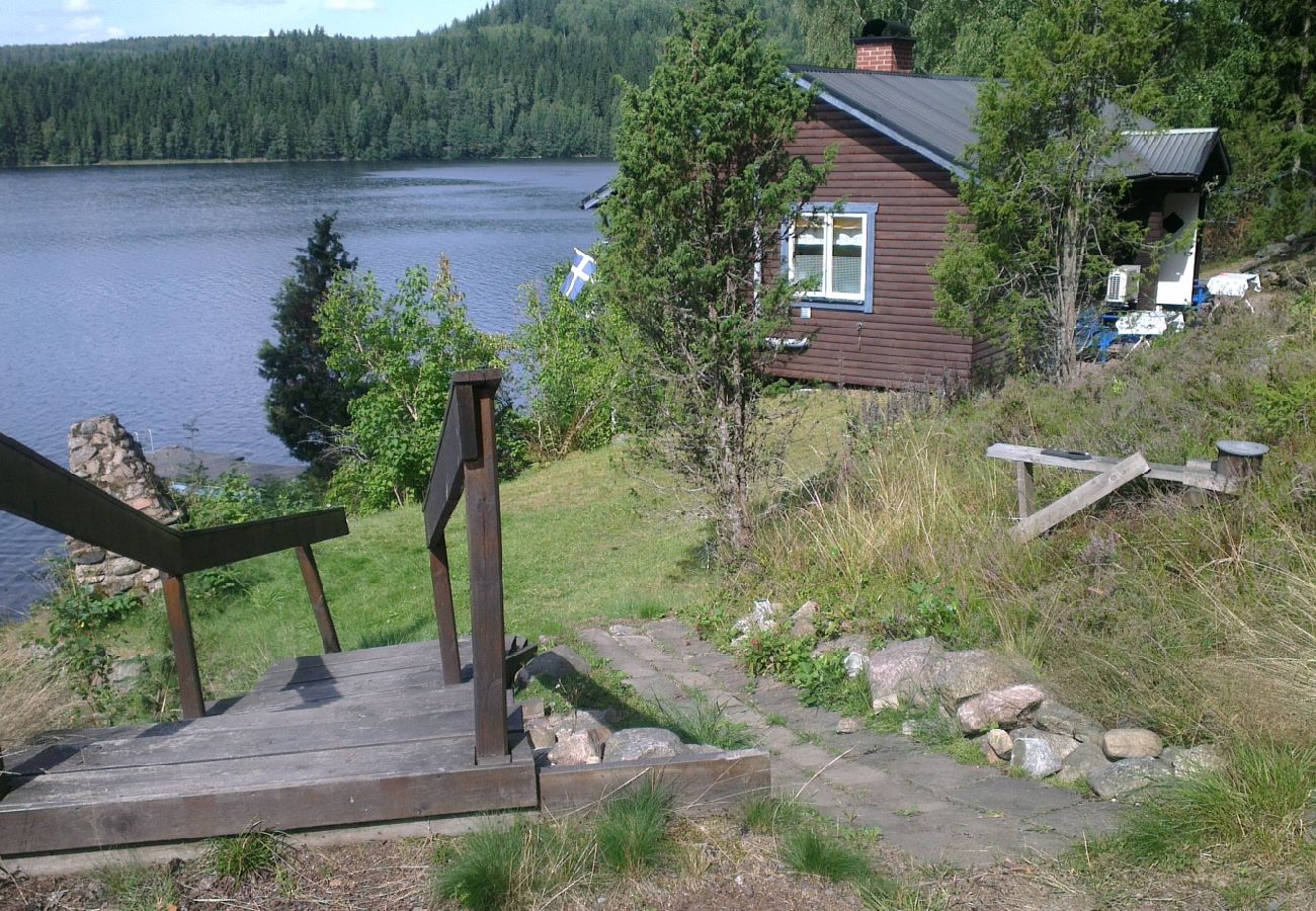 Stuga i Deje - Idylliskt fritidshus precis vid sjön i Värmland