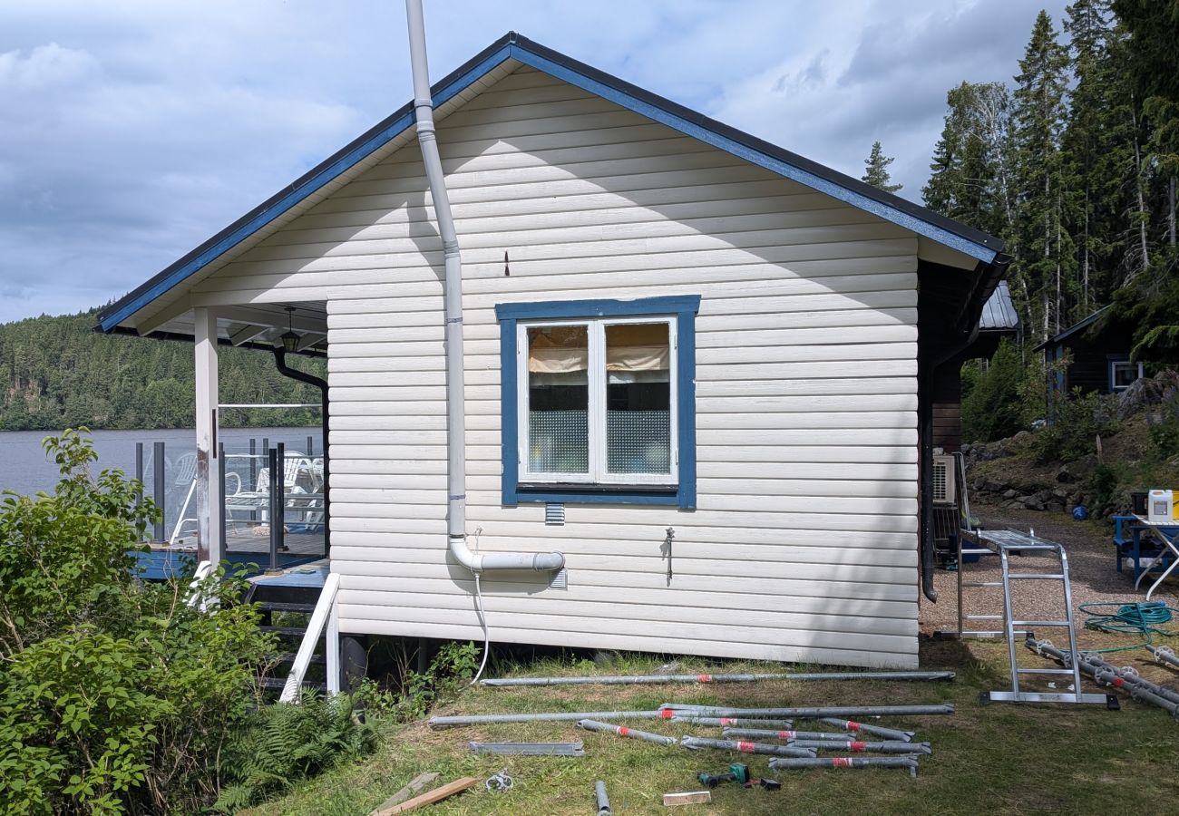 Stuga i Deje - Idylliskt fritidshus precis vid sjön i Värmland
