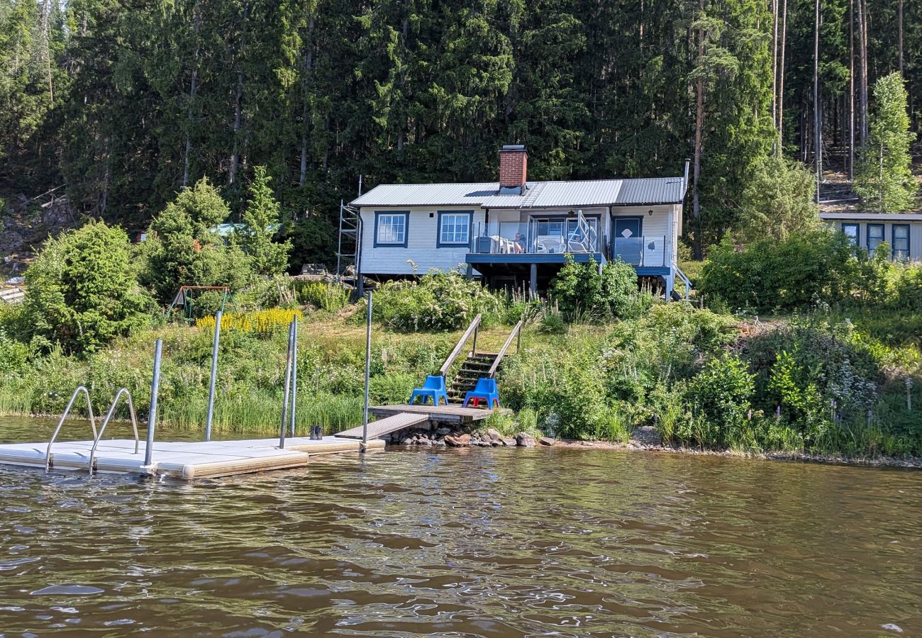 Stuga i Deje - Idylliskt fritidshus precis vid sjön i Värmland