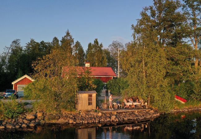 Stuga i Söderbärke - Stort semesterhus  precis vid sjön i drömläge