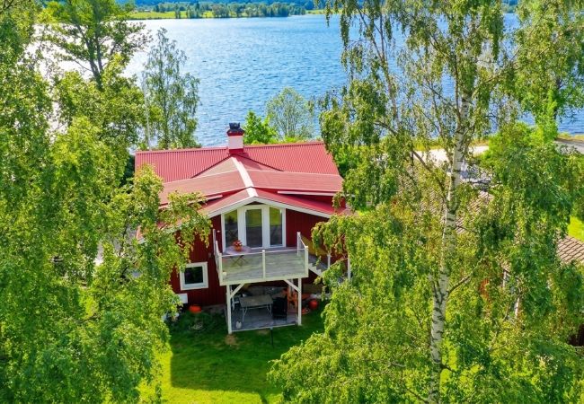 Stuga i Söderbärke - Stort semesterhus  precis vid sjön i drömläge